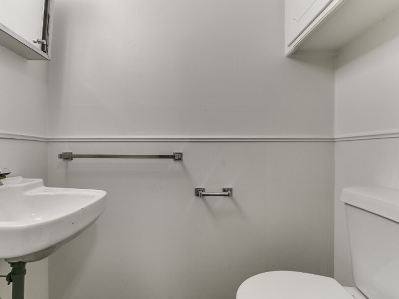 Building Photo - 6428 N Harvard Ave