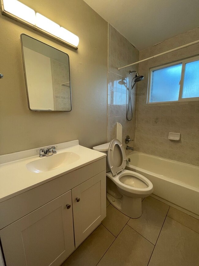 Building Photo - 4 Bed 2 Bath Ranch style Home Available Oc...