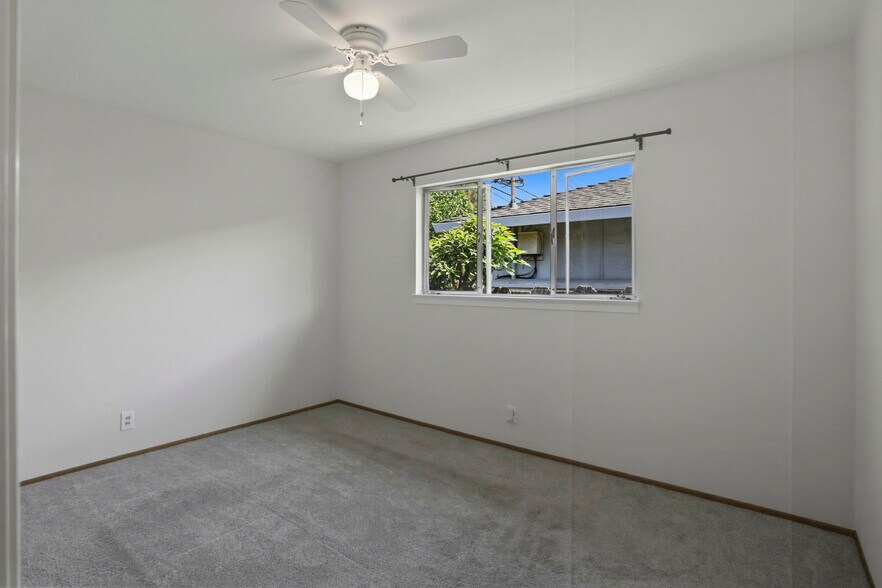 Building Photo - 2105 Royal Dr