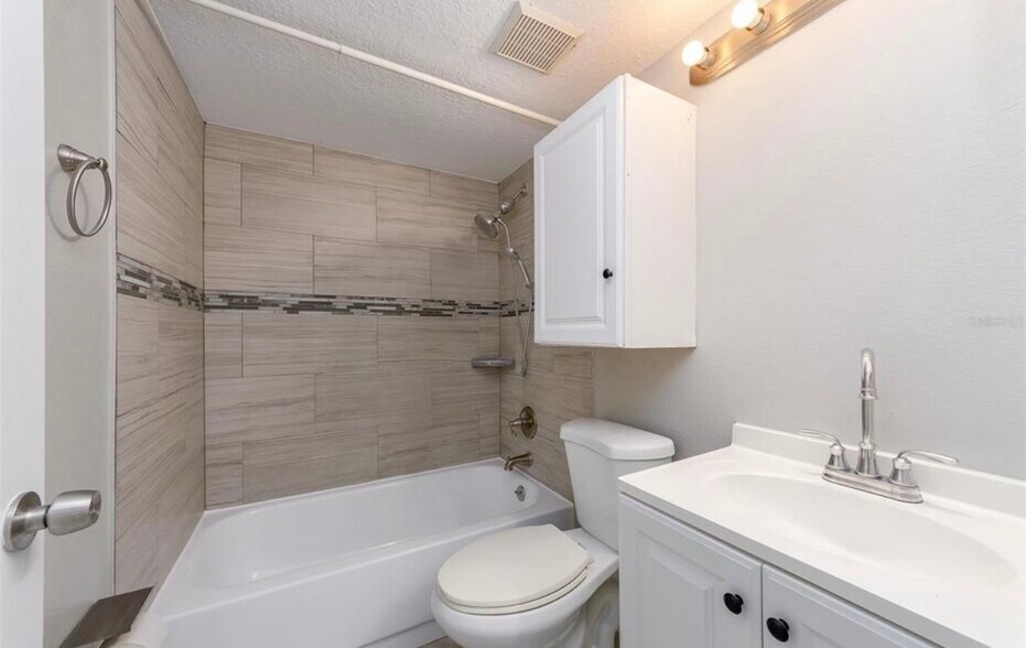 Building Photo - 7246 E Bank Dr