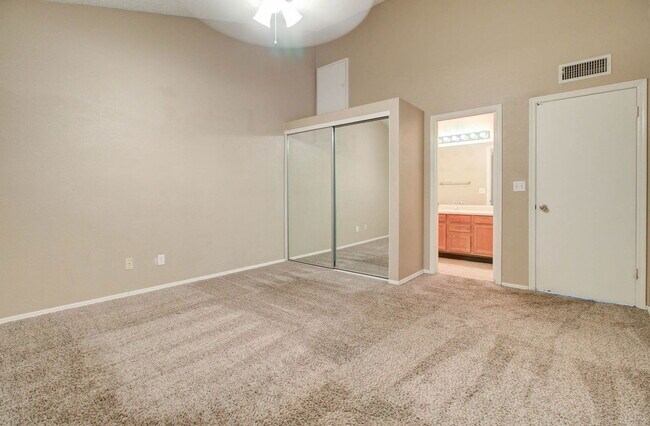 Building Photo - 921 W University Dr