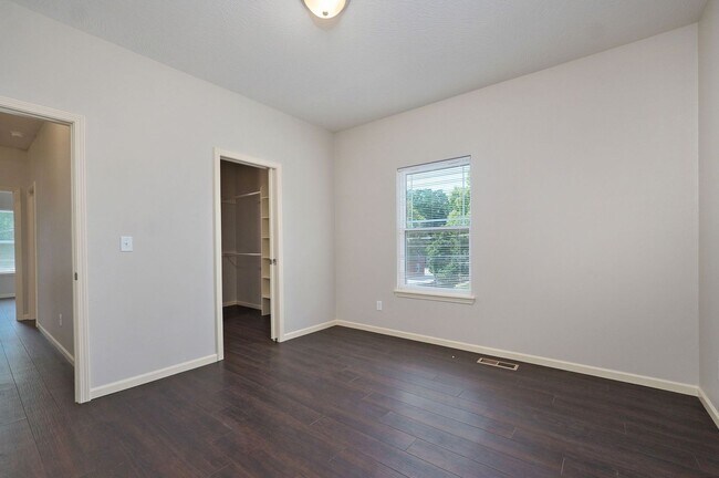 Building Photo - 1320 E Elm St