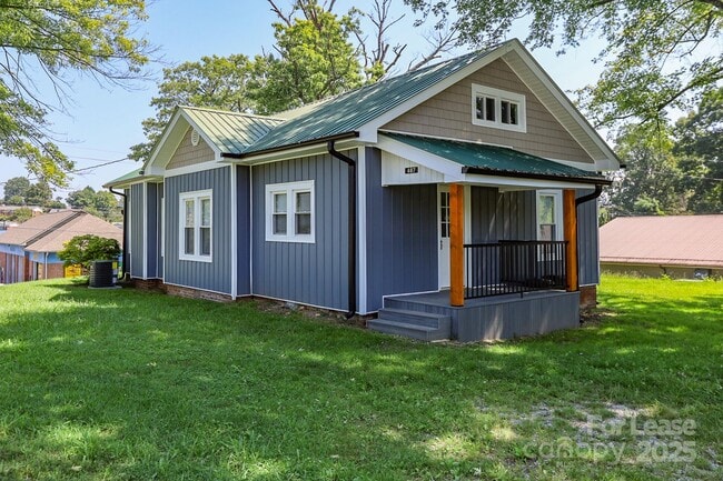 Primary Photo - 487 W Henderson St