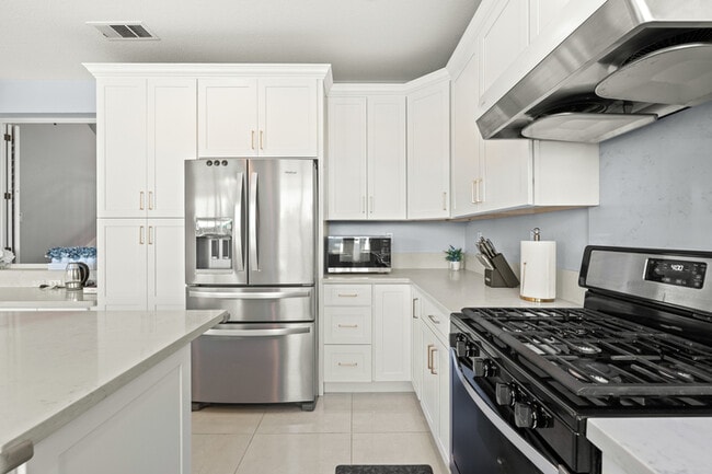 Building Photo - 10919 Mirador Dr