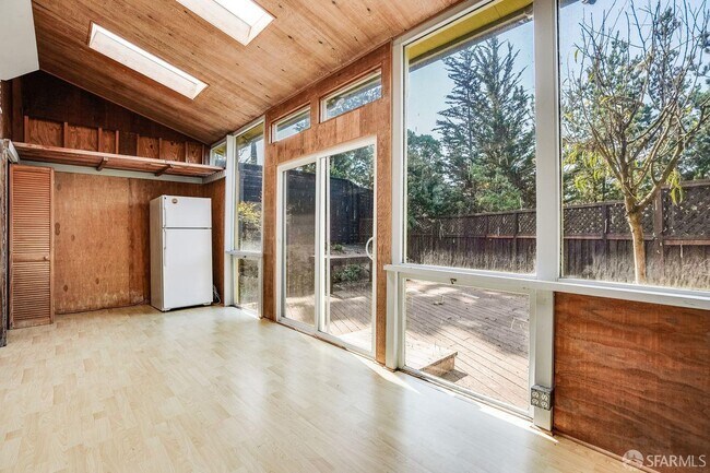 Building Photo - 172 Amber Dr