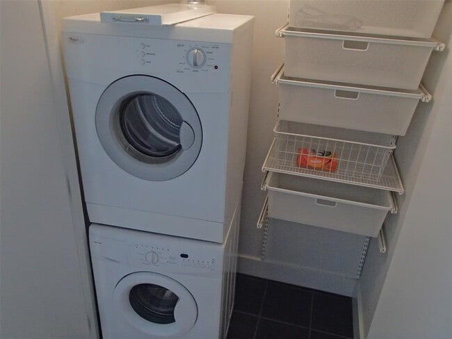 Building Photo - 300 Bowie St