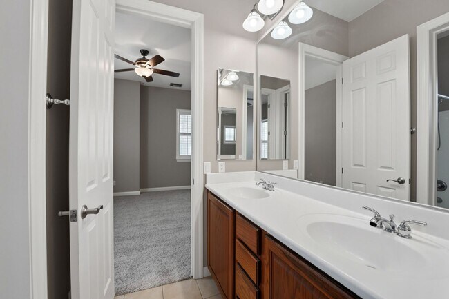 Building Photo - Welcome to this inviting Phoenix Rental - Available!