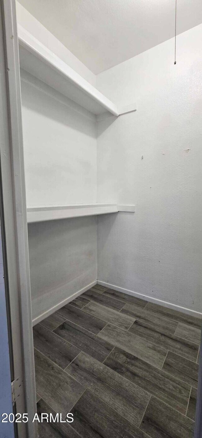 Building Photo - 2132 E Oxford Dr