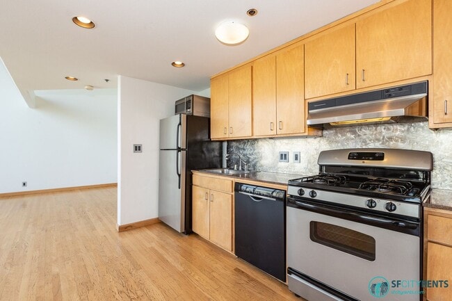 Building Photo - Mission District: Top Floor Loft w/ Roof Deck, Parking & W/D in unit