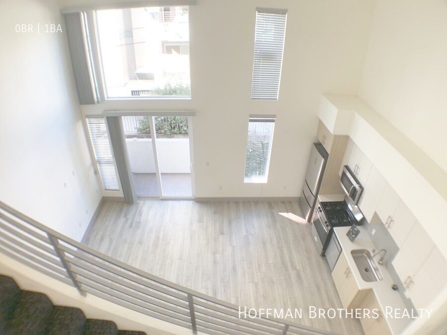 Building Photo - 1039 S Hobart Blvd