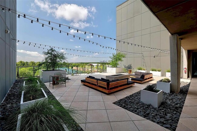 Building Photo - 1701 Simond Ave Ave