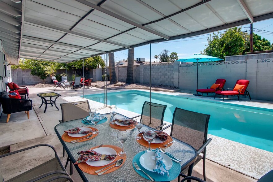 Outdoor dining and covered patio - 1608 N Sunset Dr