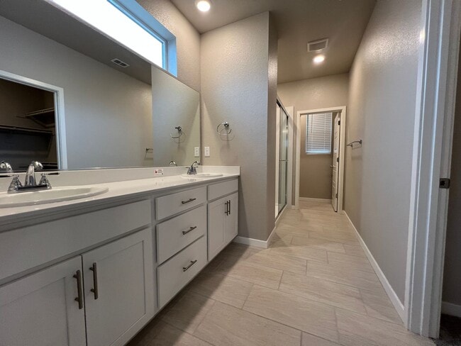 Building Photo - Lovely 3 Bedroom 2 Bathroom Home Close to Parks, Restaurants, Freeway Access, And More!