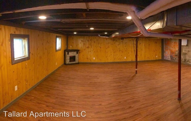 Building Photo - 8 br, 2 bath Apartment - 1129/31 Bowen Ct.