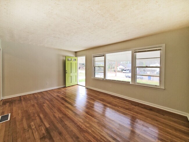 Building Photo - COMING SOON! Cutest 2/1 Bungalow in Hapeville - Housing Vouchers Accepted