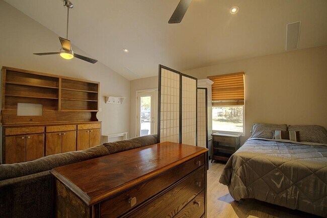 Building Photo - 110 Real Woods View E