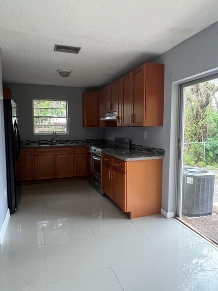 Building Photo - 147 NE 168th St