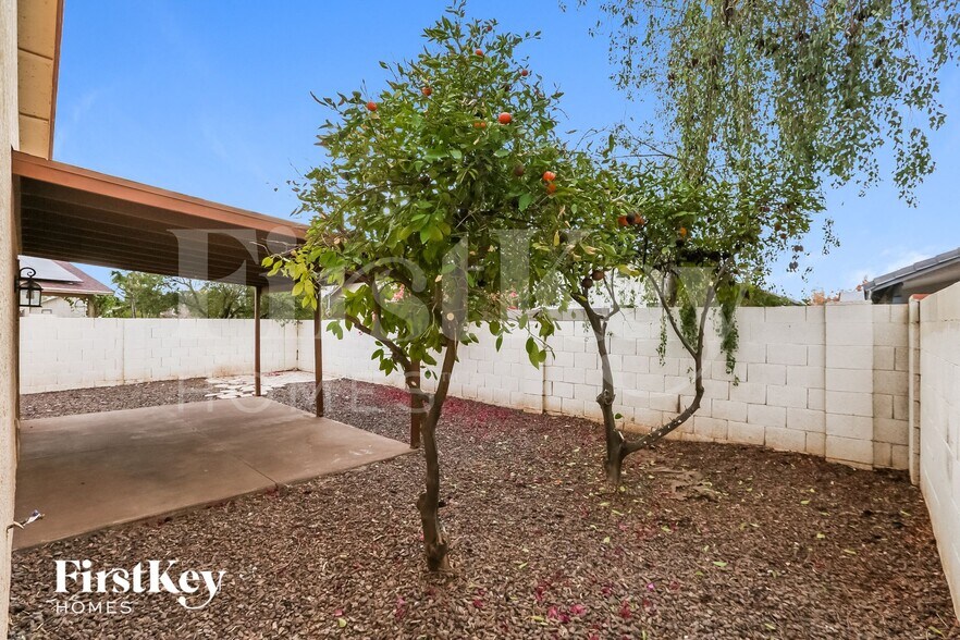 Building Photo - 8123 W Shangri La Rd