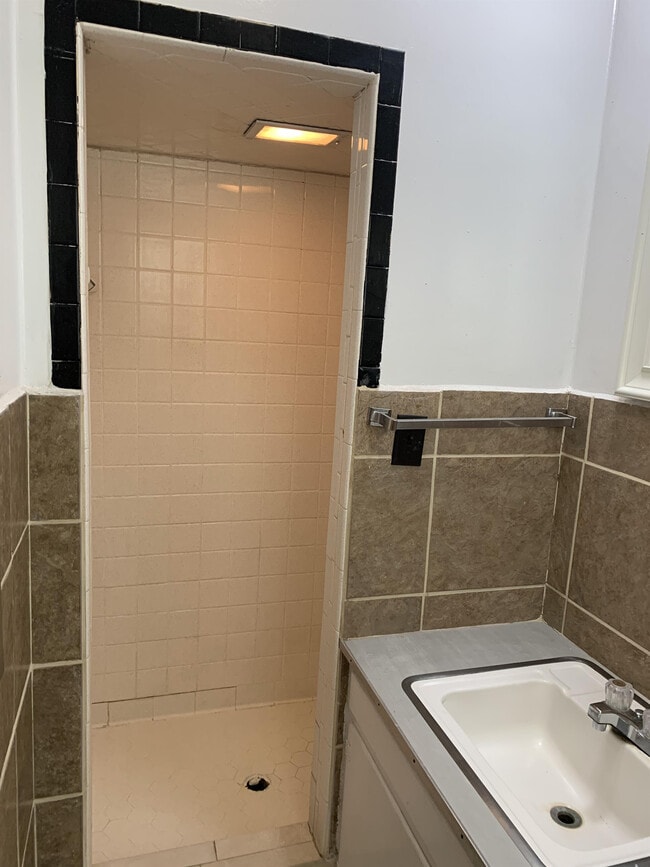 Building Photo - 5421 Pine St