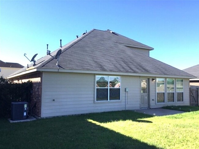 Building Photo - 4 Mira Loma Dr