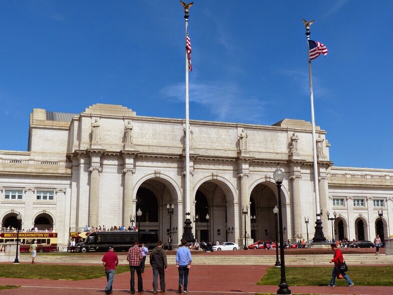 3 blocks from METRO Red Line, minutes to Blue/Yellow lines - 724 5th St NE
