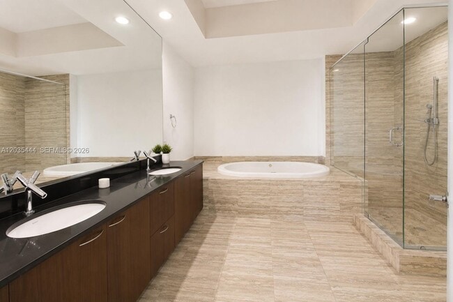 Building Photo - 15901 Collins Ave