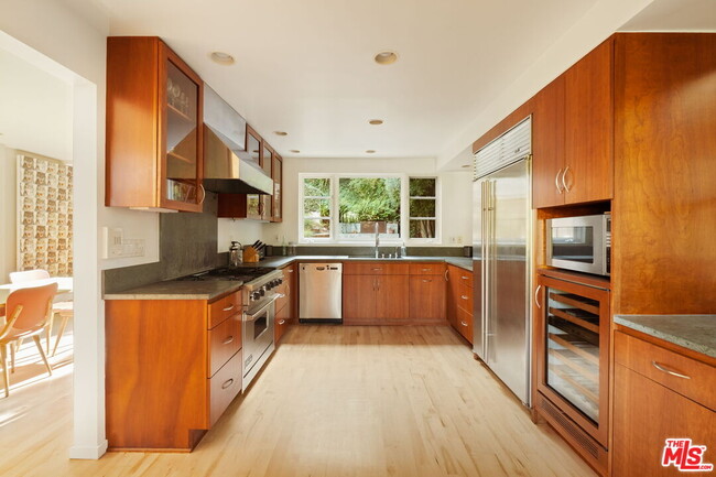 Building Photo - 407 W Rustic Rd