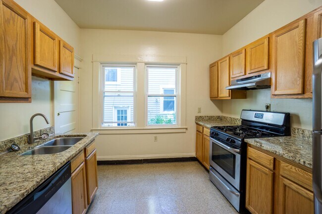 Building Photo - AVAILABLE 7/1/26 - Spacious Single Family ...