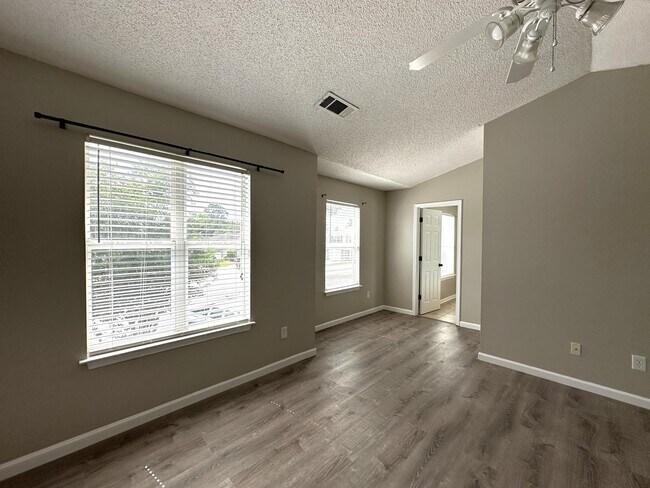 Building Photo - 329 Dahlquist Dr