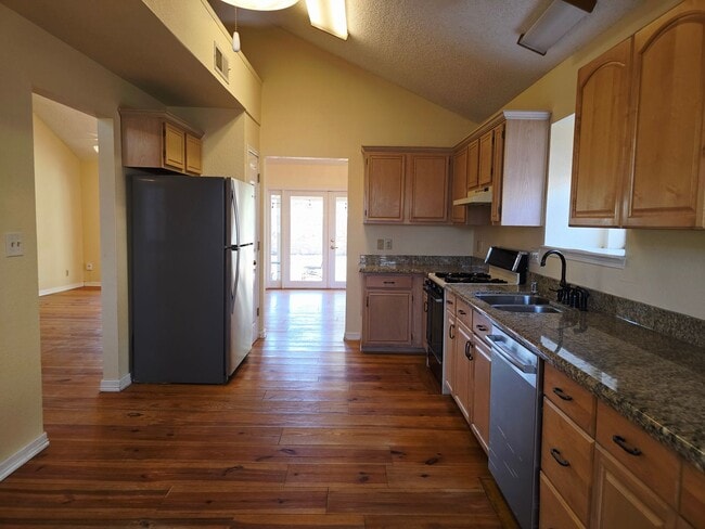 Building Photo - Charming 3 Bedroom, 2 bath Home in West El...