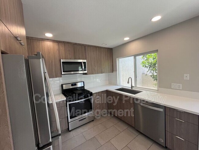 Building Photo - 835 Nueva Vista Dr S