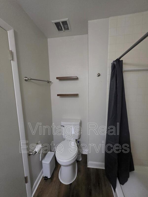 Building Photo - 851 Creekway Ct