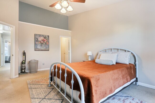 Building Photo - Charming 3 BD - 2.5 BA townhome located so...