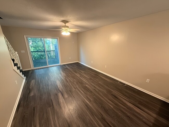Building Photo - 2 Bed, 1.5 Bath Renovated Townhome!