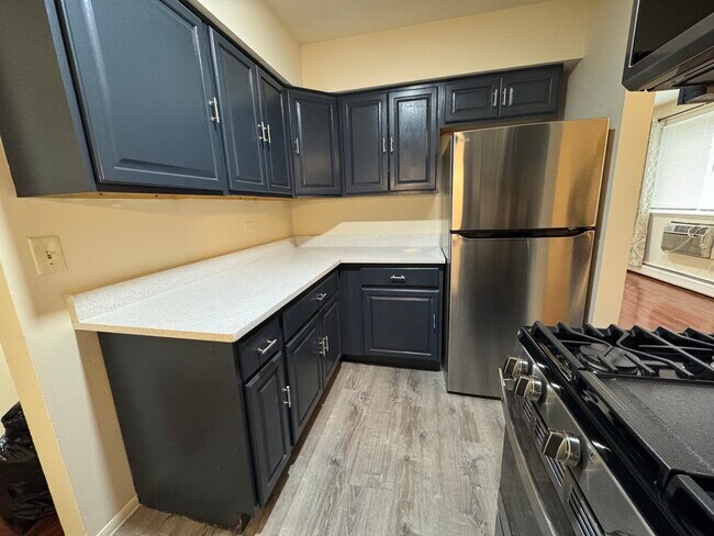 Building Photo - 7320 N Rogers Ave