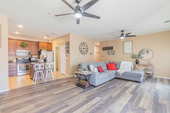 Building Photo - Conveniently located 3 Bedroom, 2 bath wit...