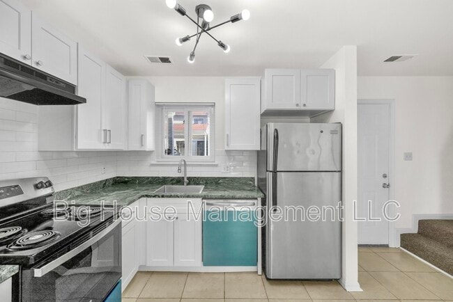 Building Photo - 3125 Heathcote Rd