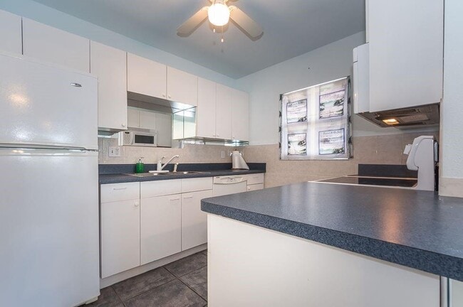 Building Photo - 1315 Bayshore Dr