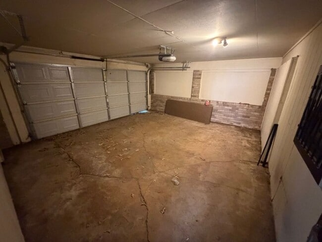 Building Photo - Large 4 bed home with 2 Car Garage