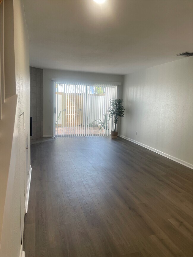 Building Photo - 5056 Glenmont Dr