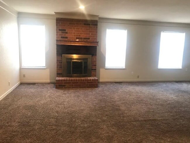 Building Photo - 2 Masters - Lawn Care Provided  - 3 bds/3 baths