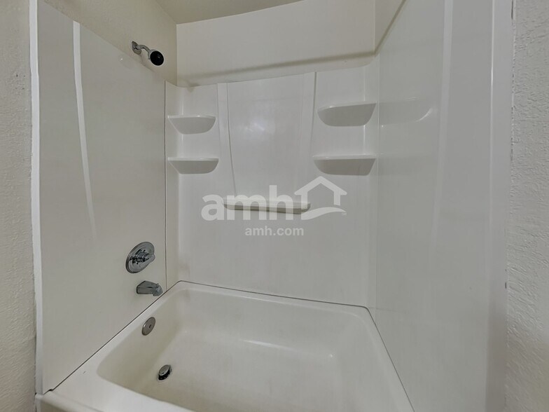 Building Photo - 2444 E Gleneagle Dr