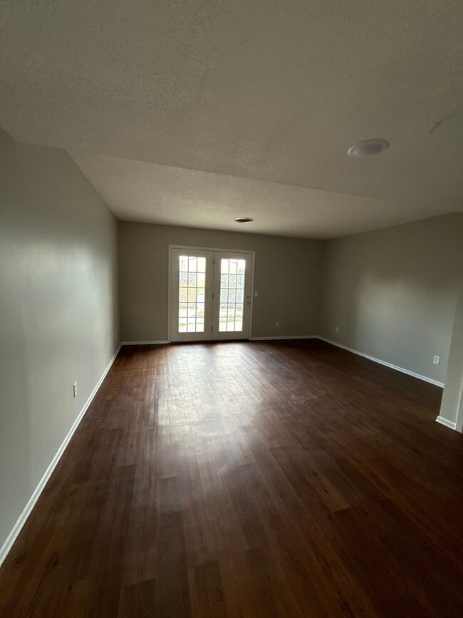 Building Photo - Newly Updated 1 Bedroom, 1 Bathroom Apartment! Close to Pool!