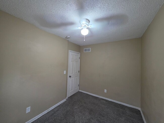 Building Photo - 3 Bedroom Home Near Zoo & Parks!