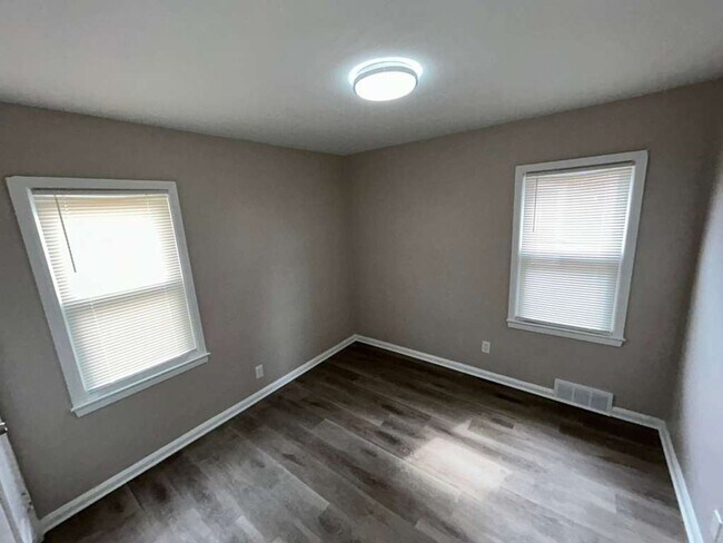 Building Photo - Three Bedroom Bungalow Ready for You