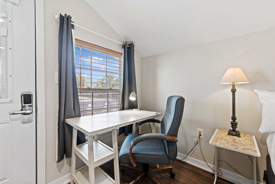 Building Photo - 110 Eglin Pkwy SE