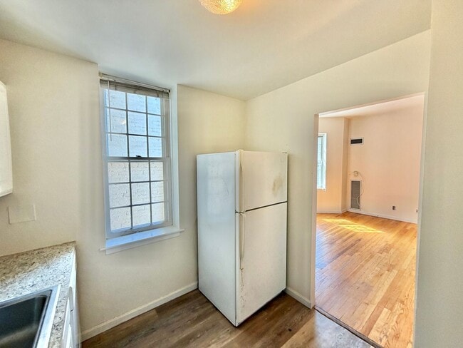 Building Photo - Dupont Prime Location Tree-Lined Corcoran St & 17th 1 bed 1 bath Condo UTILITIES INCLUDED.
