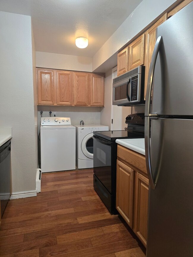 Building Photo - Cute end unit townhome 3-bedroom 2 baths in Thornton.