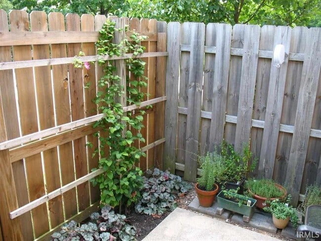 Building Photo - 795 E Sherwood Hills Dr