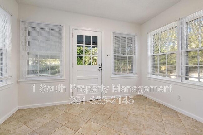 Building Photo - 212 Pinehill Dr